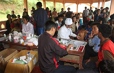 Khám bệnh, cấp thuốc miễn phí cho người dân nước bạn Lào