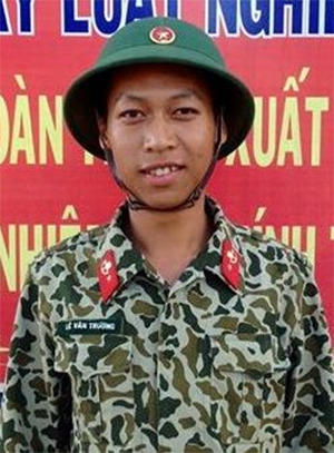 Binh nhì Lê Xuân Trường trả lại ví rơi