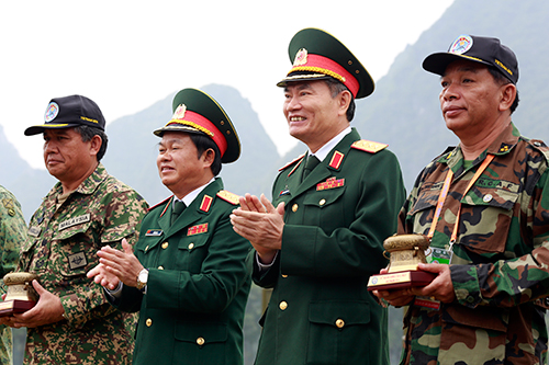 AARM-24: Phó Tư lệnh Lục quân các nước ASEAN tham gia bắn súng giao lưu