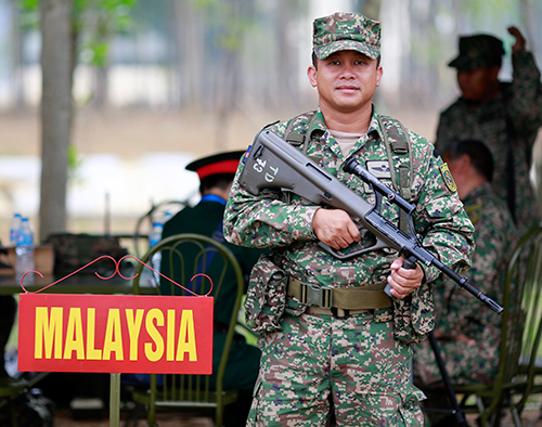 4. Súng trường dạng Pull-up Steyr AUG