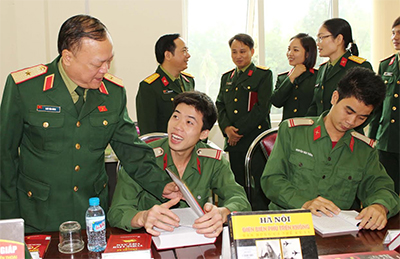 Trưng bày, triển lãm sách về truyền thống quân đội