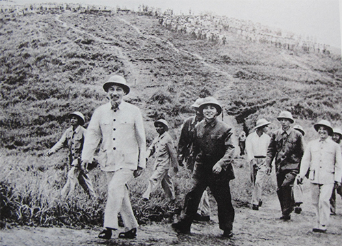 Học tập chính trị và quân sự theo di huấn của Bác