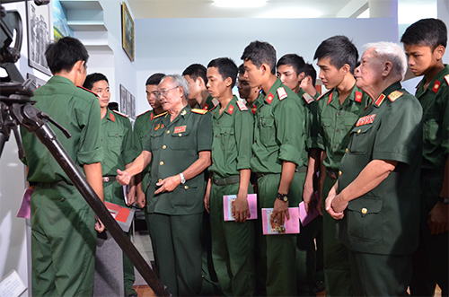 Cùng bộ đội sống với lịch sử