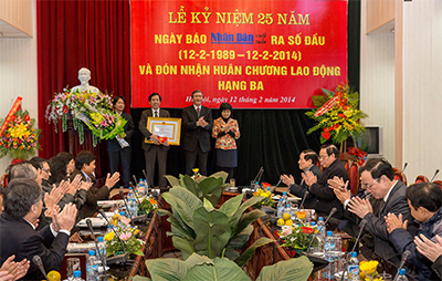 Báo Nhân Dân cuối tuần đón nhận Huân chương Lao động hạng ba