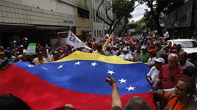 Đòn ngoại giao “ăn miếng trả miếng” giữa Mỹ và Vê-nê-xu-ê-la