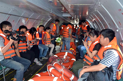 Phóng viên nước ngoài tác nghiệp tích cực khi theo máy bay An-26