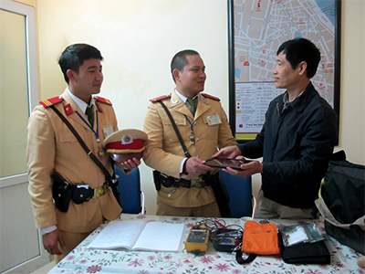 Cảnh sát giao thông nhặt được của rơi, trả lại người mất