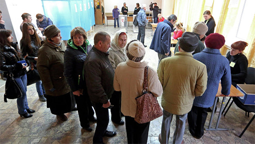 Dù trời mưa, người dân Crưm vẫn đi bỏ phiếu rất tích cực