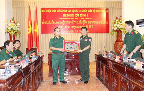 Đoàn cán bộ Cục Tác chiến Quân đội Lào thăm Sư đoàn 9