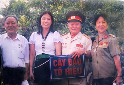 Chiếc nhẫn vàng và 2 viên sỏi