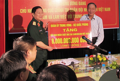 Bộ Quốc phòng trao 8 tỷ đồng hỗ trợ nạn nhân chất độc da cam/đi-o-xin Việt Nam