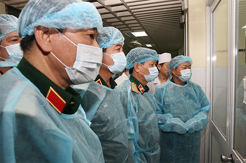 Thủ trưởng Bộ Tổng Tham mưu thăm hỏi các đồng chí bị thương trong vụ tại nạn máy bay