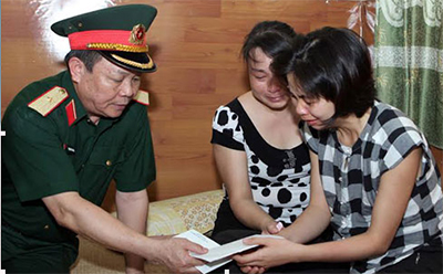 Thăm và tặng quà gia đình giáo viên dù - Đại úy Nguyễn Đào Hồng Tâm