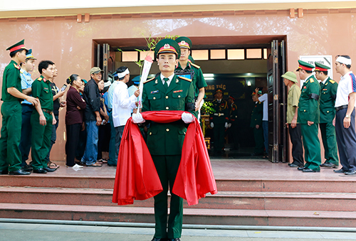 Tổ chức trọng thể lễ viếng và truy điệu Thượng úy QNCN Nguyễn Hoàng Anh