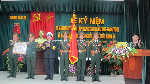 Trung tâm 95 đón nhận Huân chương Bảo vệ Tổ quốc hạng Ba