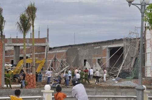 Sập giàn giáo công trình xây dựng làm 5 người thương vong 