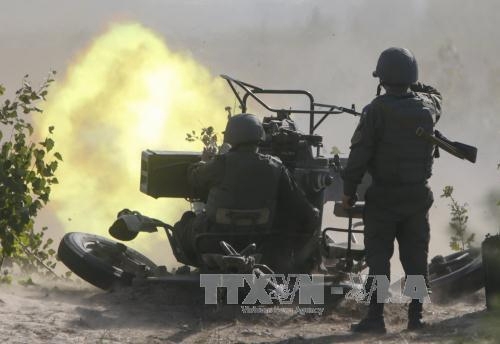 Các bên xung đột tại Ukraine bắt đầu rút vũ khí hạng nhẹ 