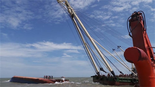 Bàn giao hai thi thể thuyền viên cho gia đình