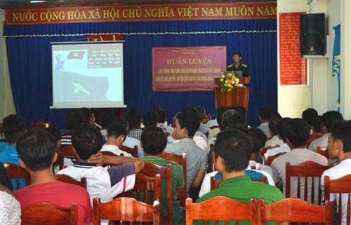 Huấn luyện kiến thức về biển, đảo cho gần 200 ngư dân, dân quân biển