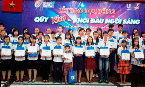 Trao 100 suất học bổng cho học sinh, sinh viên nghèo, vượt khó