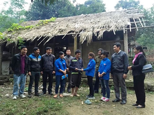 Tặng quà 33 suất quà cho học sinh và hộ nghèo