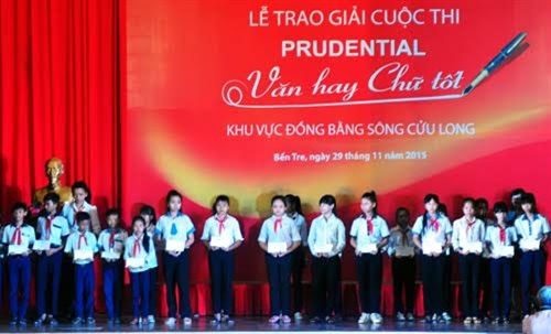 Trao giải cuộc thi Prudential – Văn hay chữ tốt
