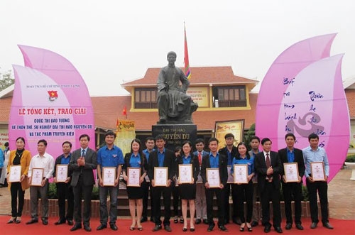 Trao giải báo tường tìm hiểu thân thế, sự nghiệp Đại thi hào Nguyễn Du và Truyện Kiều