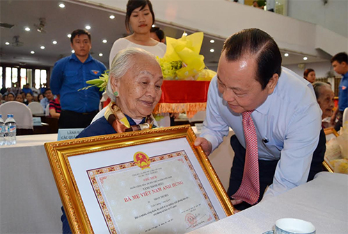 Trao tặng và truy tặng danh hiệu Bà mẹ Việt Nam Anh hùng