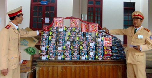 Hà Tĩnh: Bắt các đối tượng vận chuyển gần 100kg pháo trái phép ​ 