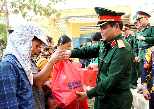 Những món quà Xuân nặng nghĩa tình