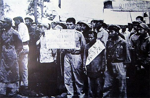 Thắm mãi tình đồng chí anh em