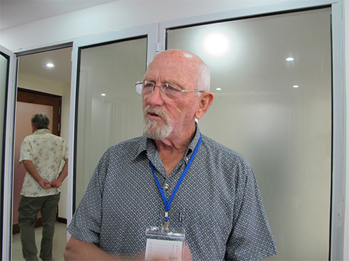 Người đi hàn gắn vết thương chiến tranh