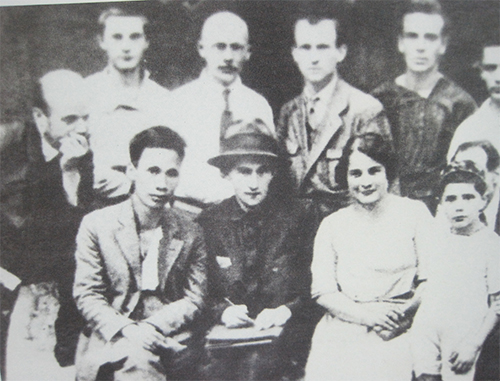 Giương cao ngọn cờ tư tưởng Hồ Chí Minh