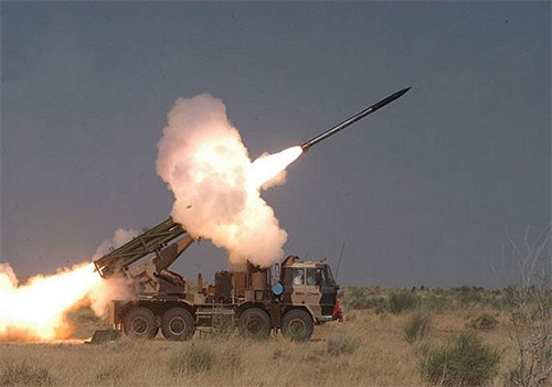 Ấn Độ bắn thử pháo phản lưc Pinaka nâng cấp