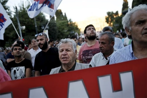 Bóng đang nằm trong chân ai?