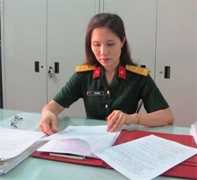 Người phụ nữ “một gánh hai vai”