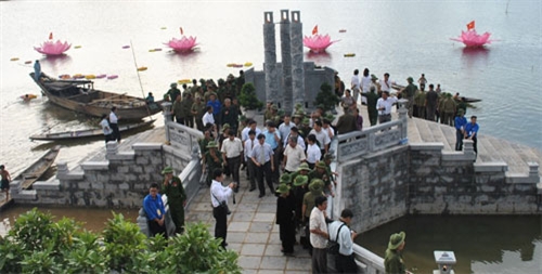 Ấm lòng bên tượng đài, nghĩa trang liệt sĩ