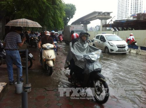 Nhiều tuyến phố ở Hà Nội ngập sâu, ùn tắc cục bộ sau mưa lớn 
