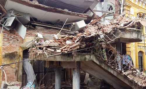 Sập nhà cổ ở trung tâm Hà Nội: Một người tử vong