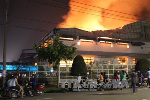 Hỏa hoạn thiêu rụi hàng ngàn m2 nhà xưởng trong Khu công nghiệp Loteco - Đồng Nai