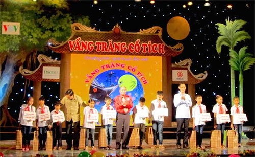 Trao tặng gần 800 triệu giúp đỡ trẻ em có hoàn cảnh khó khăn