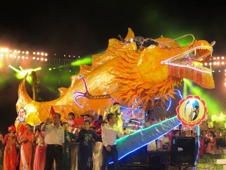 Rực rỡ sắc màu đêm hội Thành Tuyên 2015