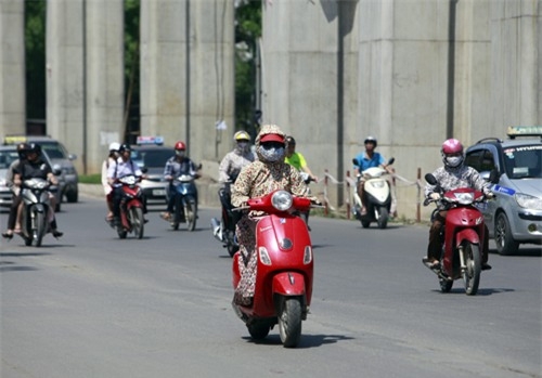 Miền Bắc nắng nóng, chiều tối có mưa dông diện rộng