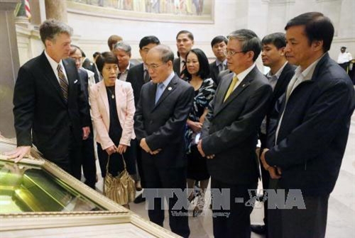 Chủ tịch Quốc hội Nguyễn Sinh Hùng thăm Bảo tàng Lưu trữ quốc gia Hoa Kỳ 