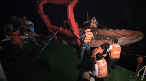 Cứu ngư dân gặp nạn trên biển