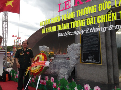 Cùng vợ thăm lại chiến trường xưa