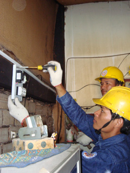 Người nghèo đã được mua điện đúng giá