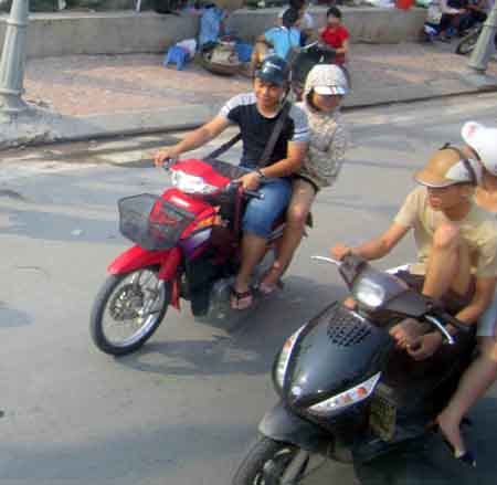 “Mốt” xe gắn máy không gương!