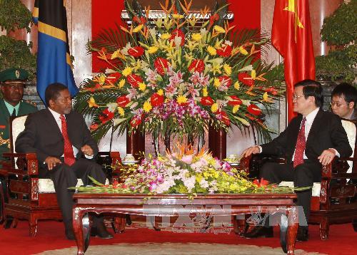 Lãnh đạo nước ta đón tiếp, hội đàm với Tổng thống Khu bán tự trị Dan-di-ba (Tan-da-ni-a)