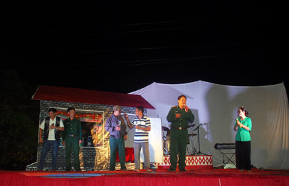 Biểu diễn văn nghệ phục vụ nhân dân khu vực biên giới